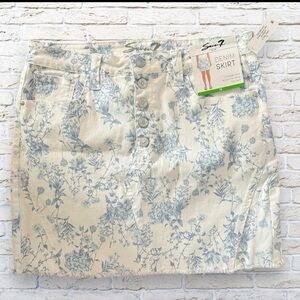 NWT Women's Seven7 Jean Denim Skirt Size 10 - White with Blue Flowers